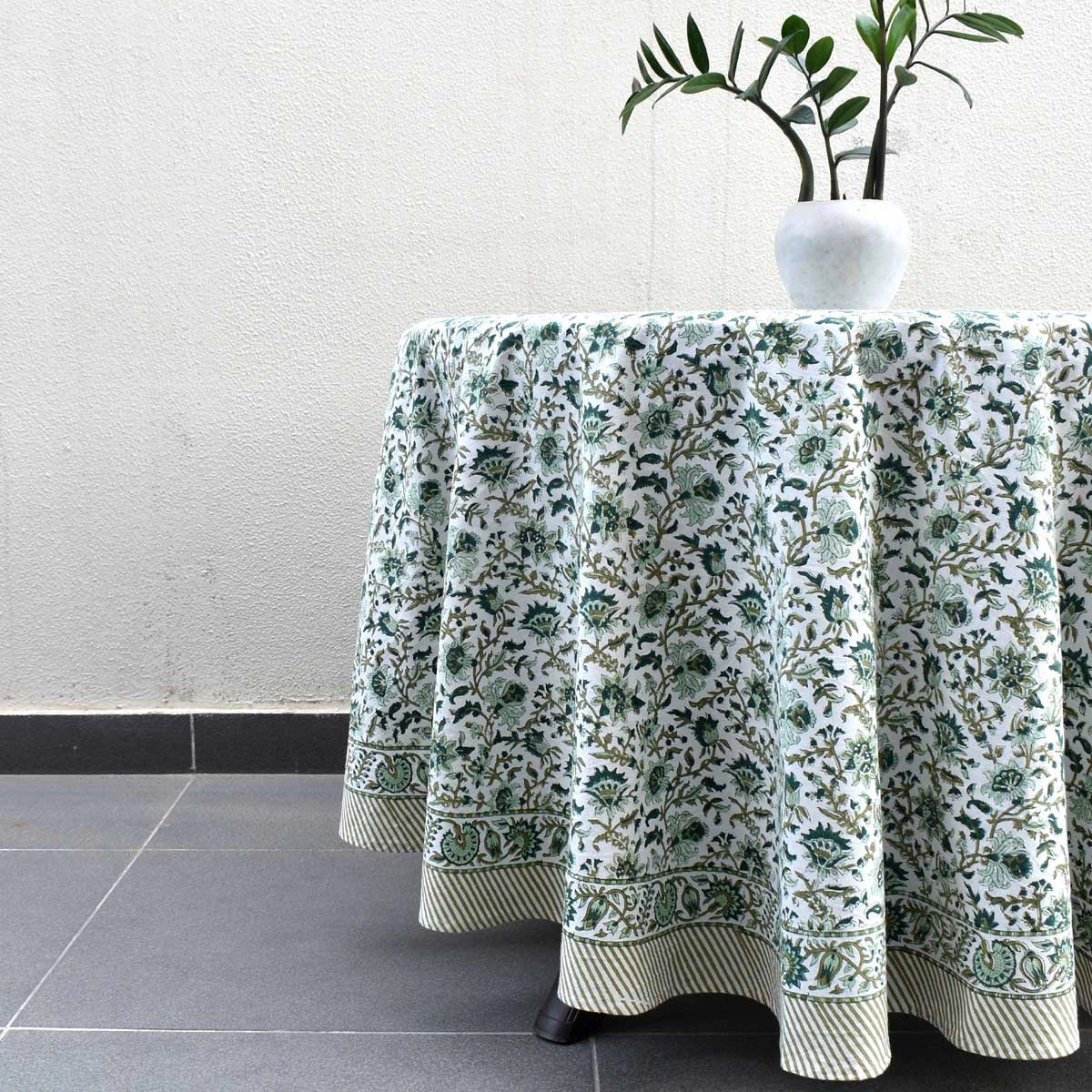 Fine Cotton Round Tablecloth For Circular Gatherings | Hari Bagia Jaal 605170