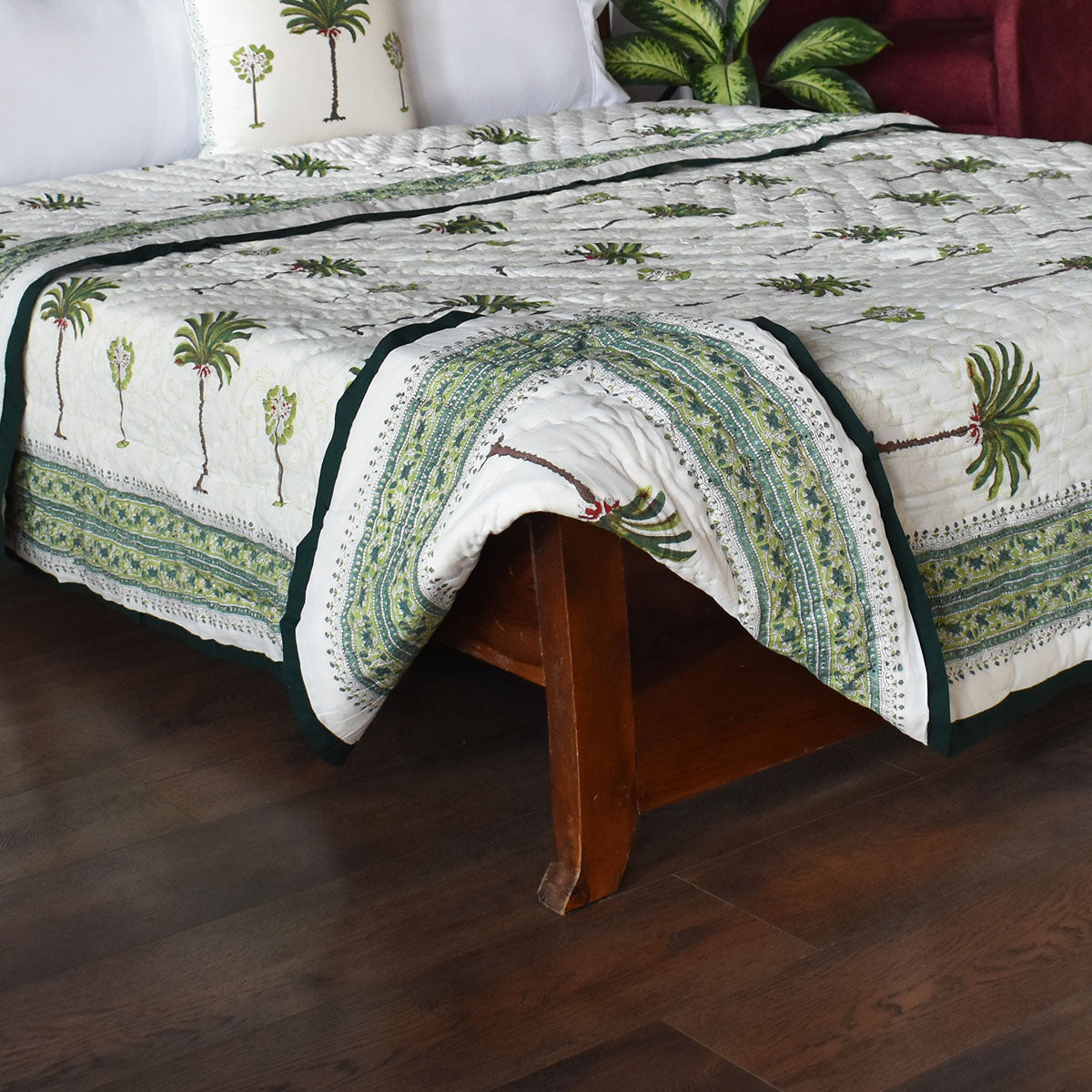 •	Lightweight Summer King Size Quilt | Palm Tree Green 109024